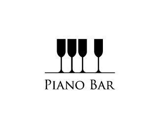 Des verres de vin noirs sur fond blanc faisant allusion aux touches d'un piano