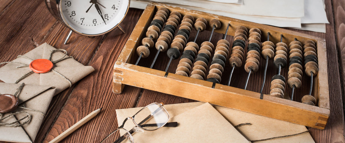 Outils de travail anciens posés sur une table